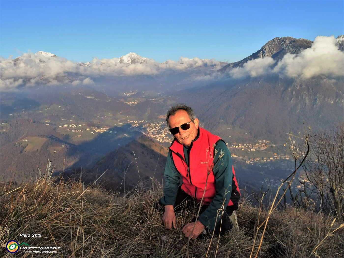 51 Autoscatto con vista panoramica su Serina e verso  le cime Menna-Arera-Grem-Alben tra nubi  sparse vaganti.JPG -                                